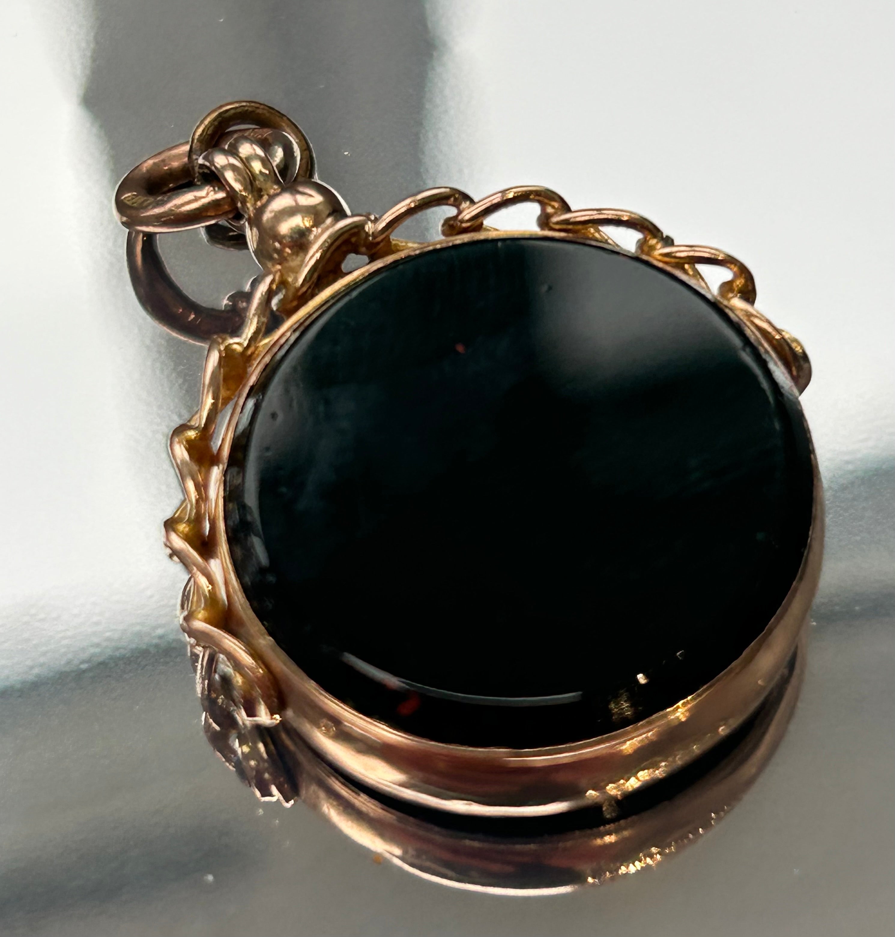 9ct Gold Hallmarked Bloodstone Carnelian Spinner Pendant